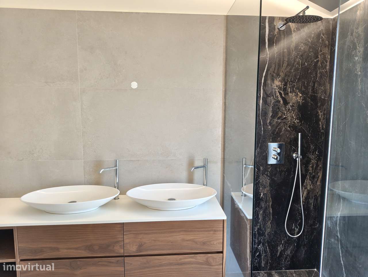 Moradia T5 com piscina e jardim em Canidelo-20