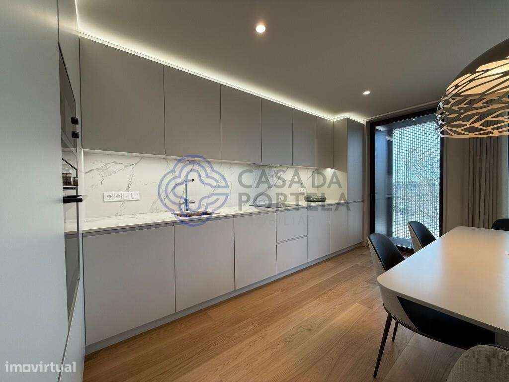 T4 com vista, 3 casas banho, varanda, cozinha equipada, ginasio,louge/ - Grande imagem: 3/31