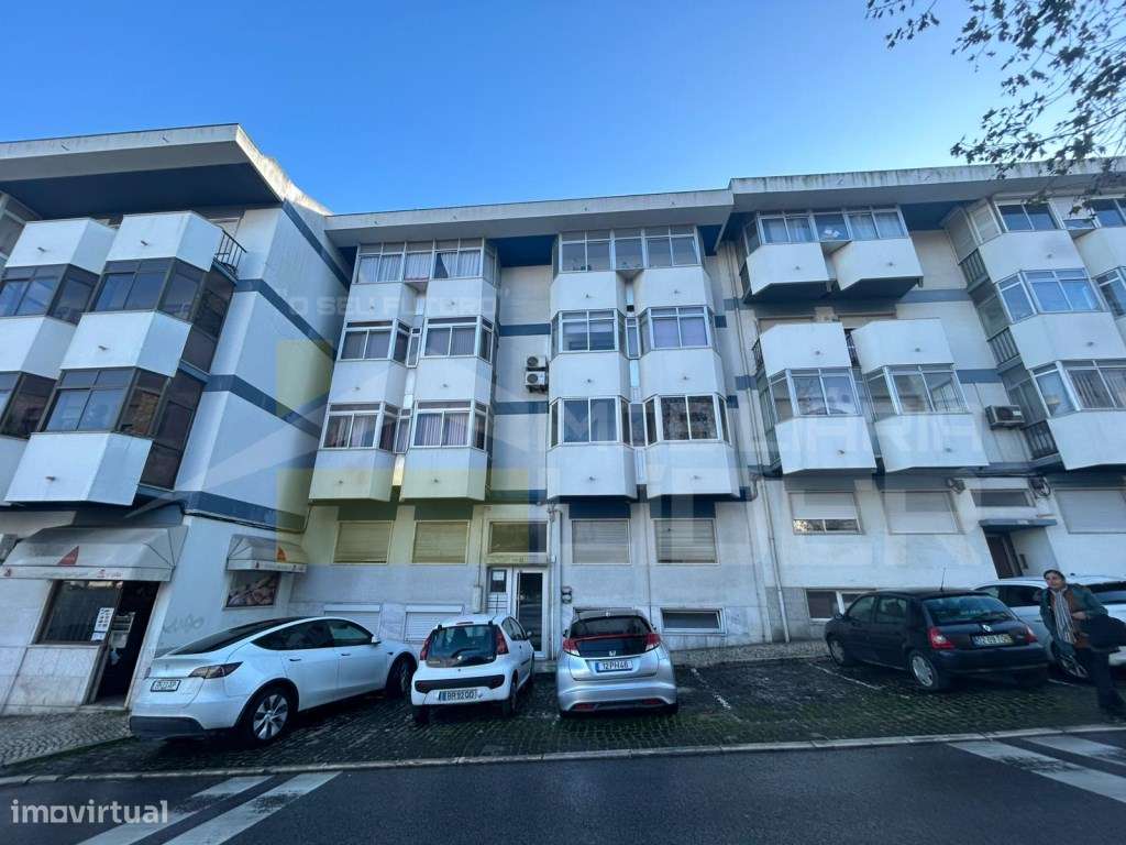 T0 que distribui-se por uma casa de banho, instalação de cozinha e ...-7