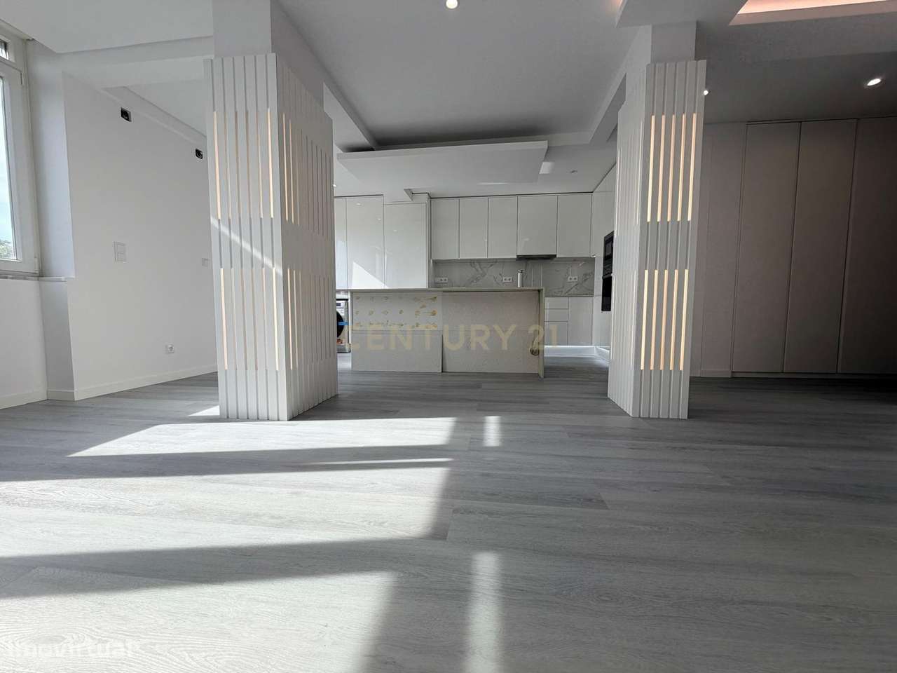 T2 no centro de Queijas totalmente remodelado-5