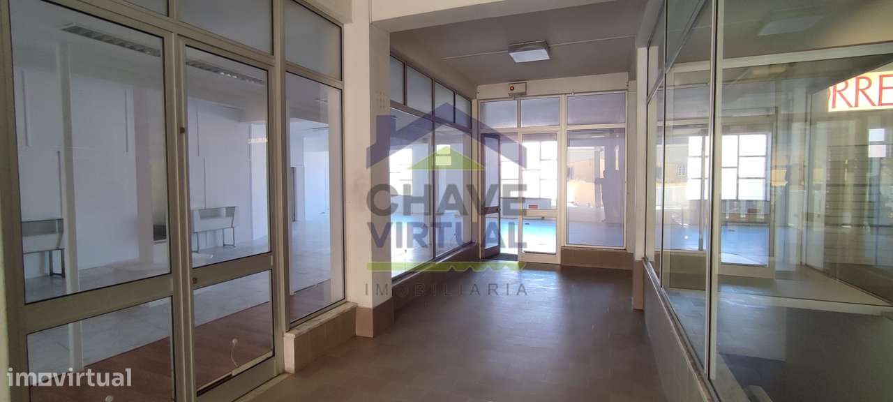 P467 Estabelecimentos Comerciais Centro Bombarral - Grande imagem: 3/6