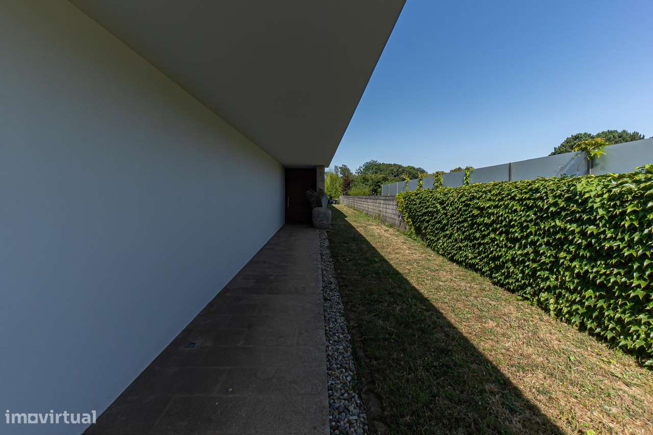 MORADIA TÉRREA T3 de LUXO a 1KM da PRAIA , com 348 m² em LOTE 2300 m²-24