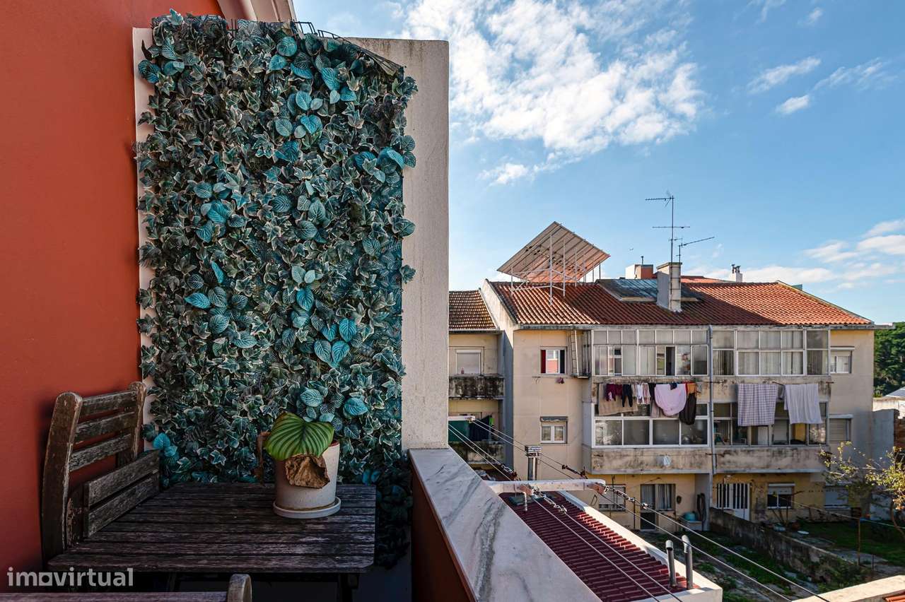 T2+1 Dúplex Remodelado com 4 Varandas e Vista Cristo Rei – Almada-27