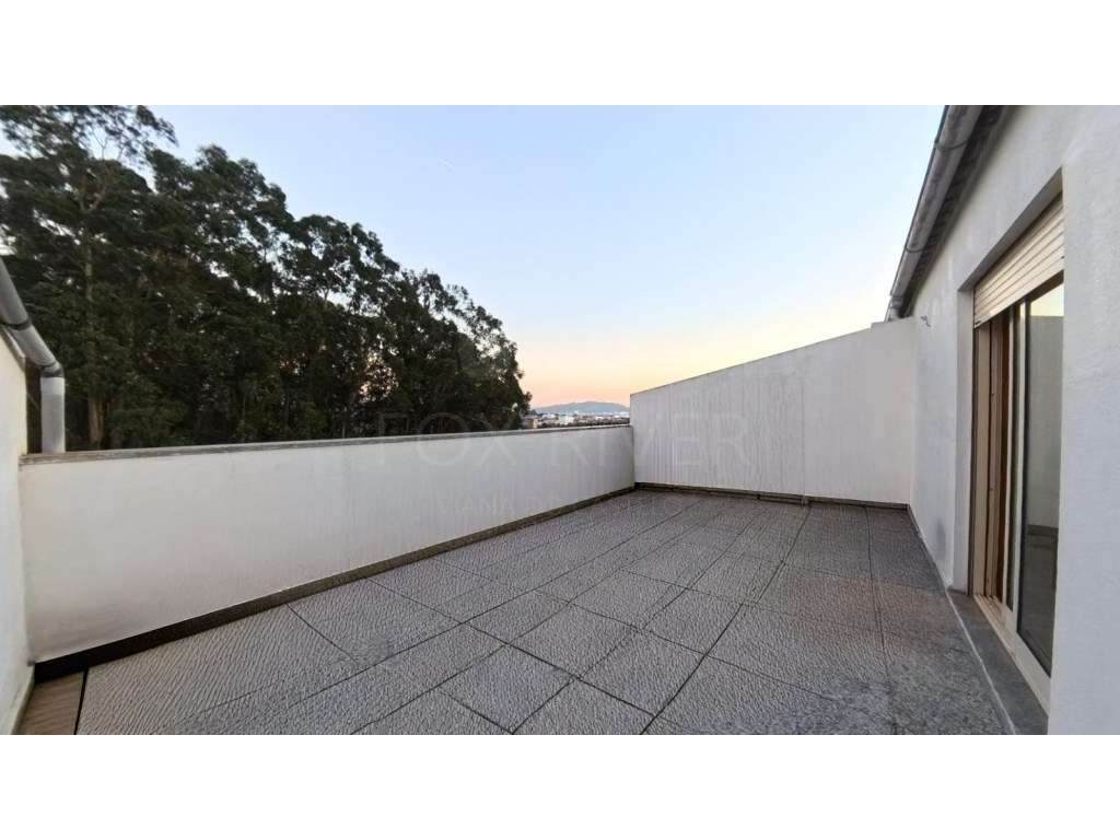 Moradia T4 Geminada na Meadela-17