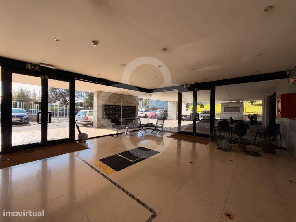 Escritório remodelado com wc e kitchenette em edifício de escritóri... - Grande imagem: 4/31