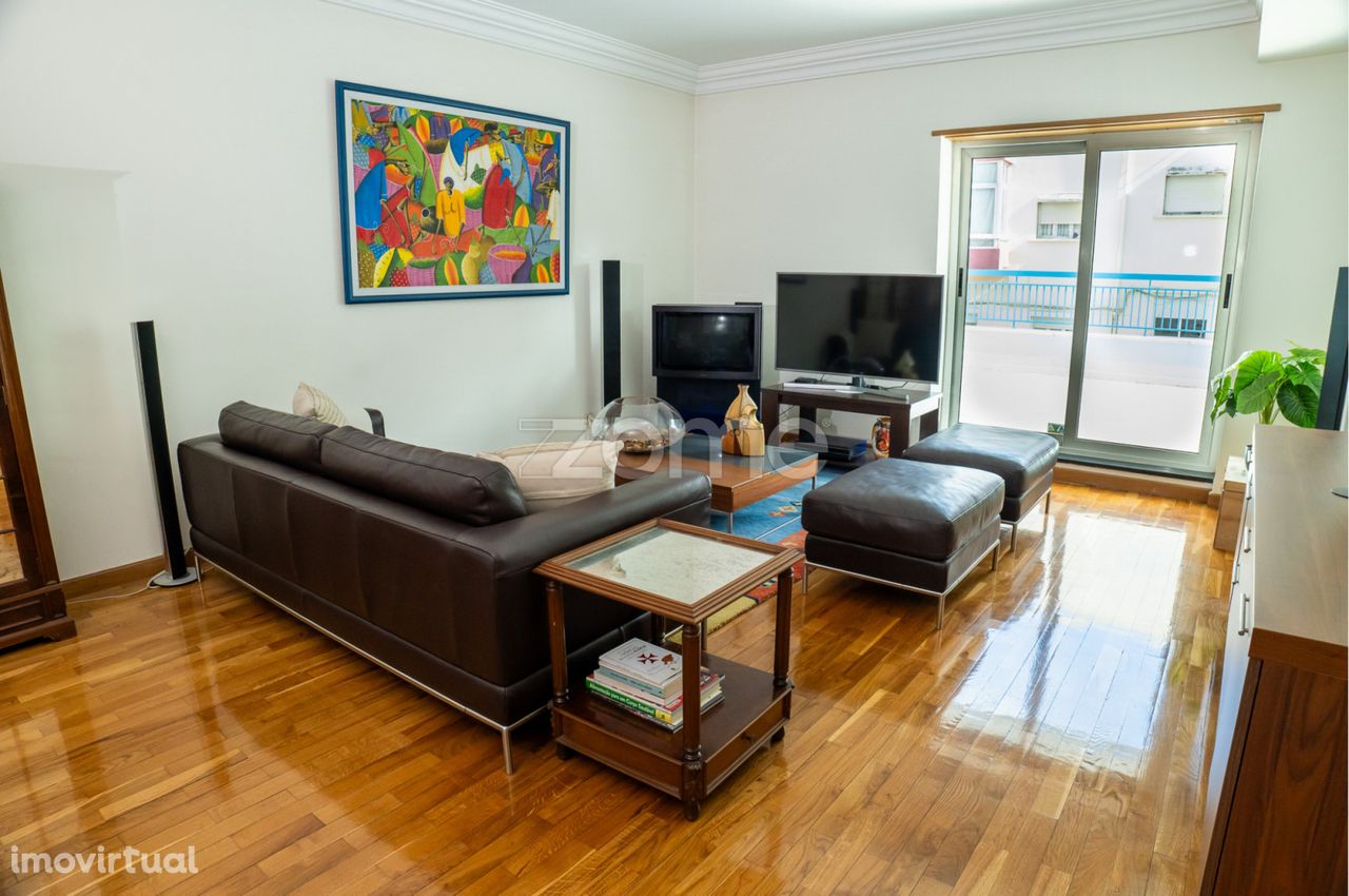 Apartamento Espaçoso com Terraço na Rua Barão de Sabrosa, Alameda