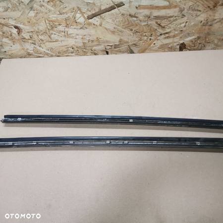 BMW E24 635CSI EUROPA RYNIENKA ŚRODKOWA PRAWA/LEWA CHROM  NR. 51131869621 OEM - 10