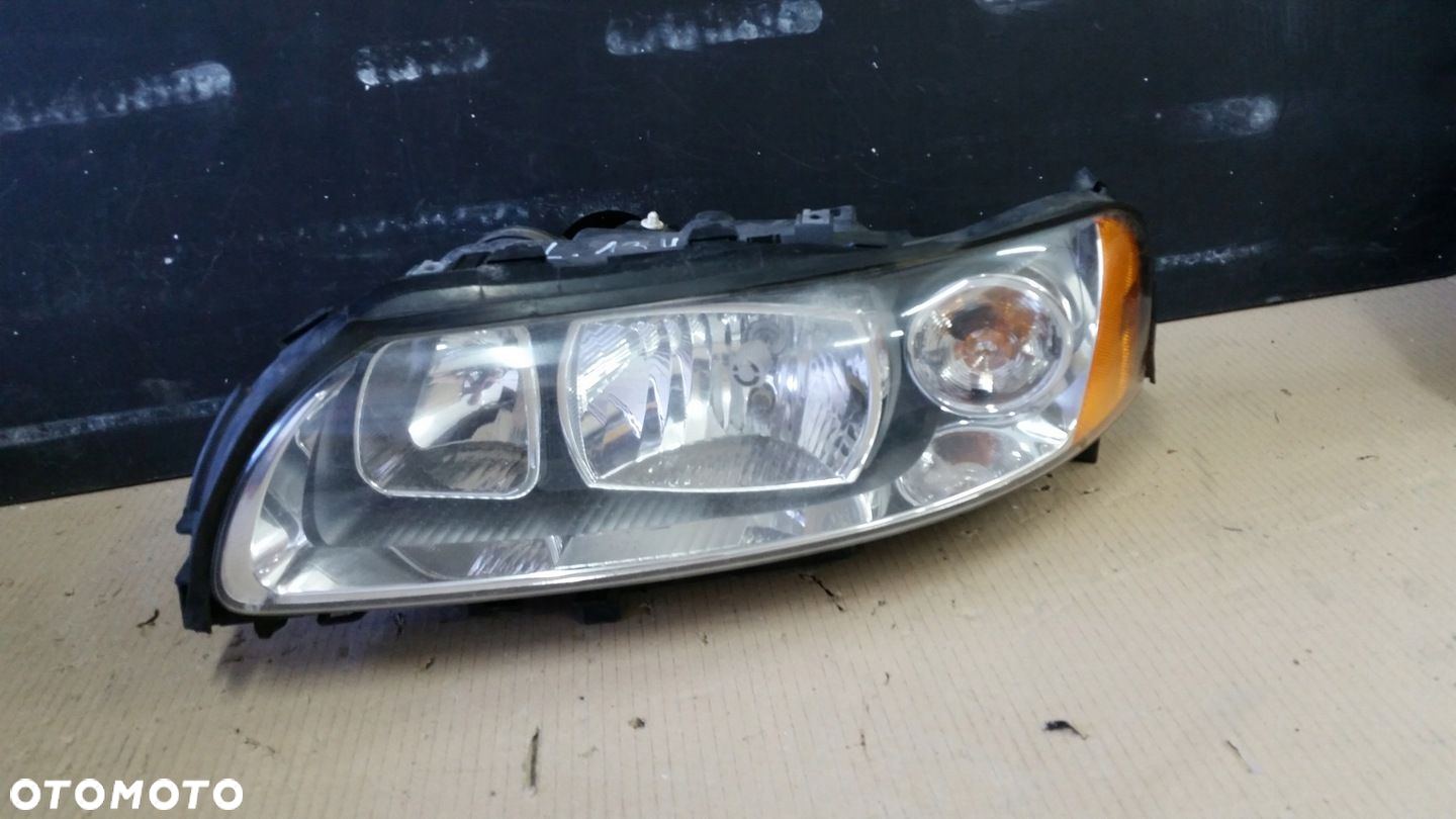 LAMPA PRZÓD PRAWA/LEWA VOLVO V70 S60 LIFT 04-07 - 2