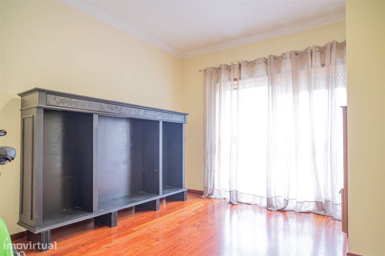 Apartamento T4 em Barcelos – Espaço, Conforto e Excelente Varanda!-24