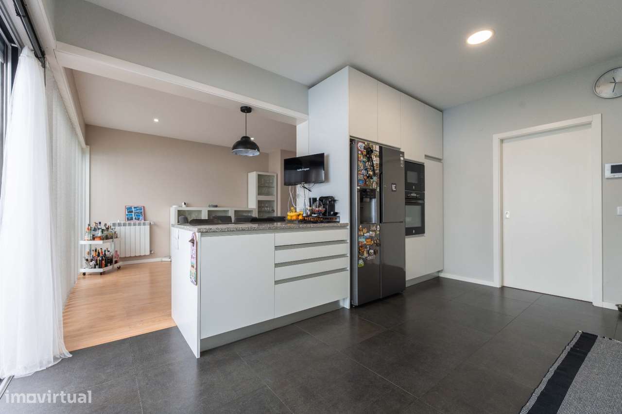 Moradia T4, em banda, de cave, rés-do-chão e andar, como nova!-4