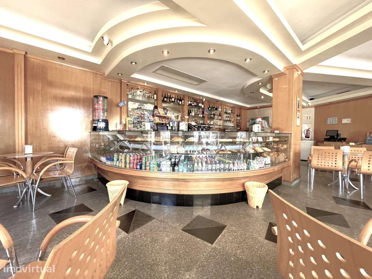 Loja com Café/Pastelaria em Funcionamento junto ao Pingo Doce — Quinta-9