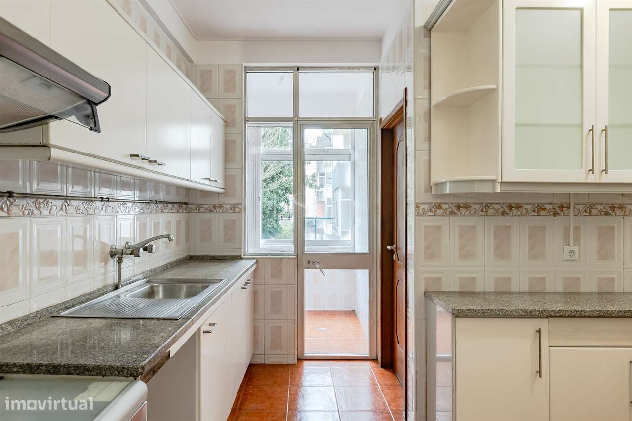 Apartamento T4 com Garagem Box entre o Marquês e Praça Sá Carneiro-13