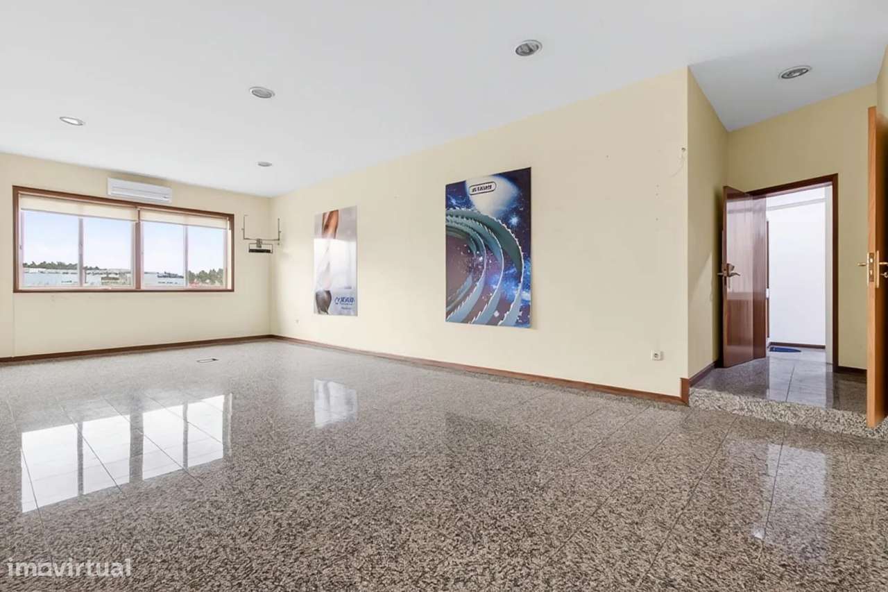 Armazém / Edifício Industrial com 1.800 m² | Avintes – Frente à N222-8