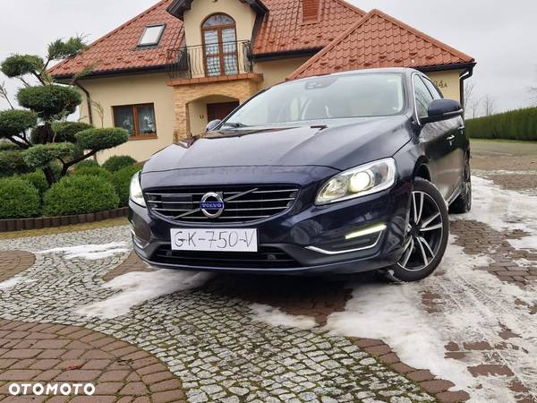 Volvo V60 D6 AWD Plug-in Hybrid Momentum - 16