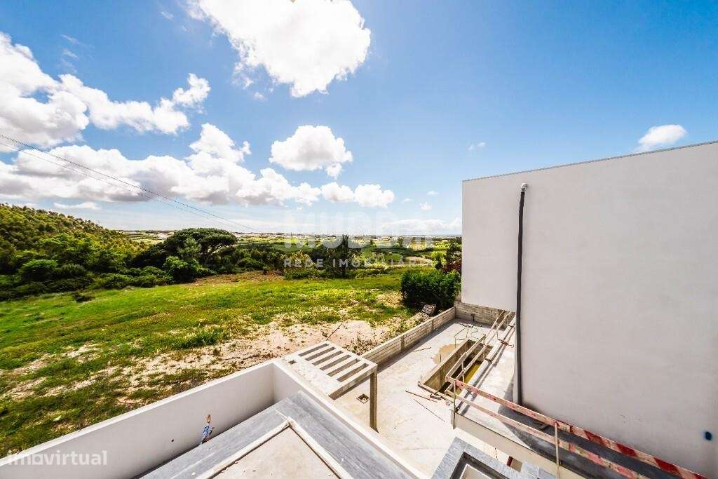 Moradia isolada de design contemporâneo nos Casais Mestre Mendo-36