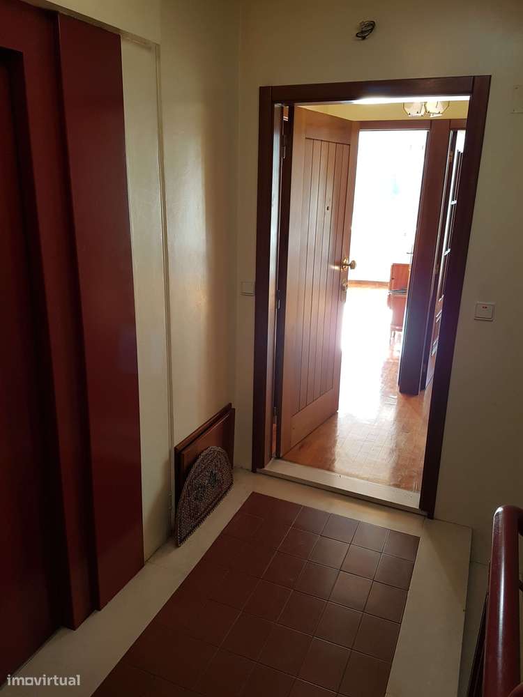 Arrenda-se T1 Kit com excelente exposição solar e óptima localização - Grande imagem: 2/10