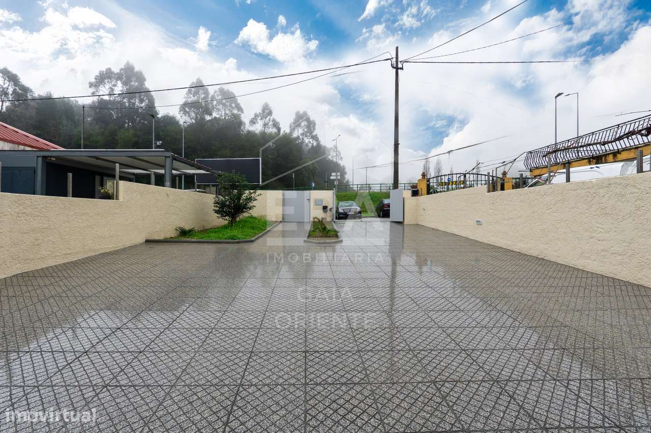 Moradia T3 Renovada junto à A1 nos Carvalhos-6