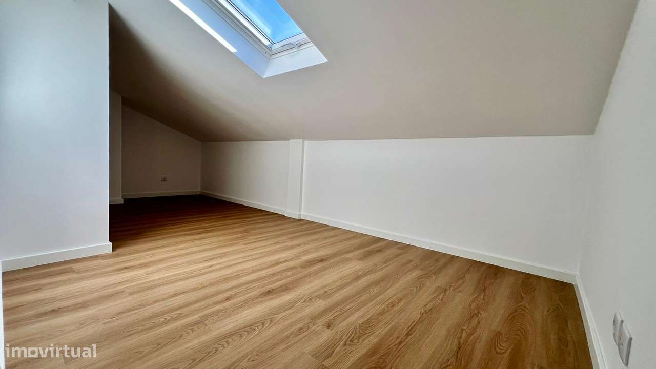 Apartamento T3+1 Duplex | 154 m² | Totalmente Remodelado | Queluz-33