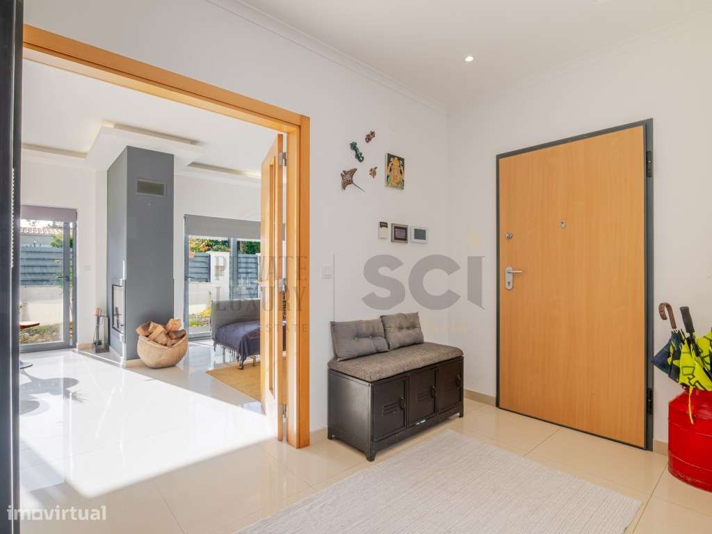 Moradia T4 na Aroeira, contemporânea com piscina e cave-11