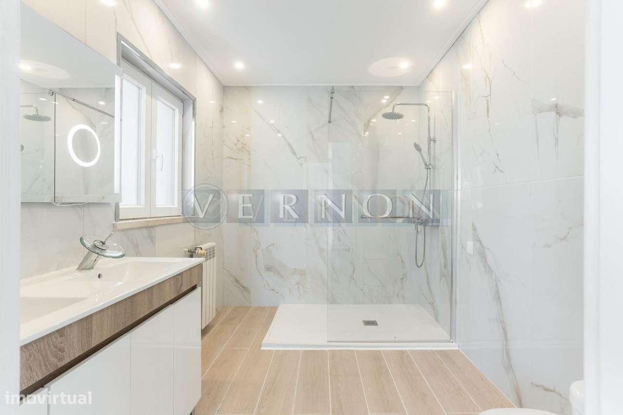 Moradia Renovada T4 com Vista Rio Arade, Piscina e 2.450 m² de Terreno-20