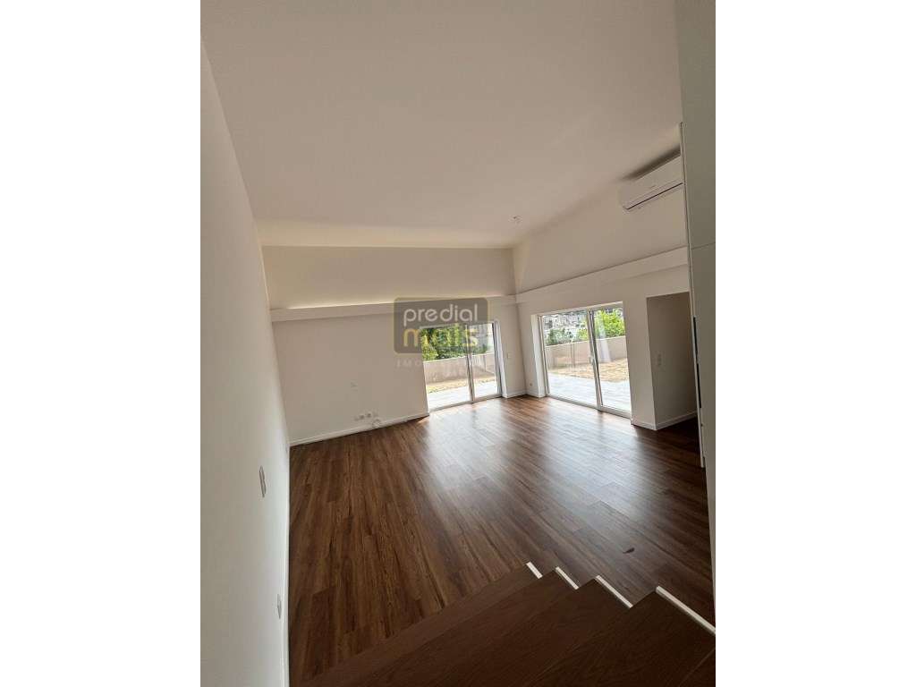 Moradia Individual T2 Remodelada com Jardim em Mouquim - Vila Nova ...-10