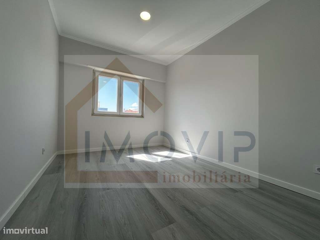 Apartamento T4 Totalmente Remodelado na Amora-8