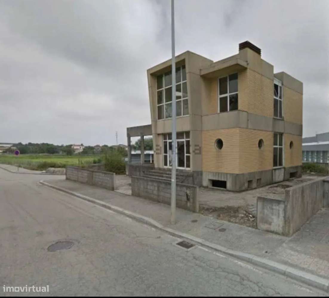 Armazém / Serviços na rua do Pinhal a 1 minuto do aeroporto - Grande imagem: 2/5