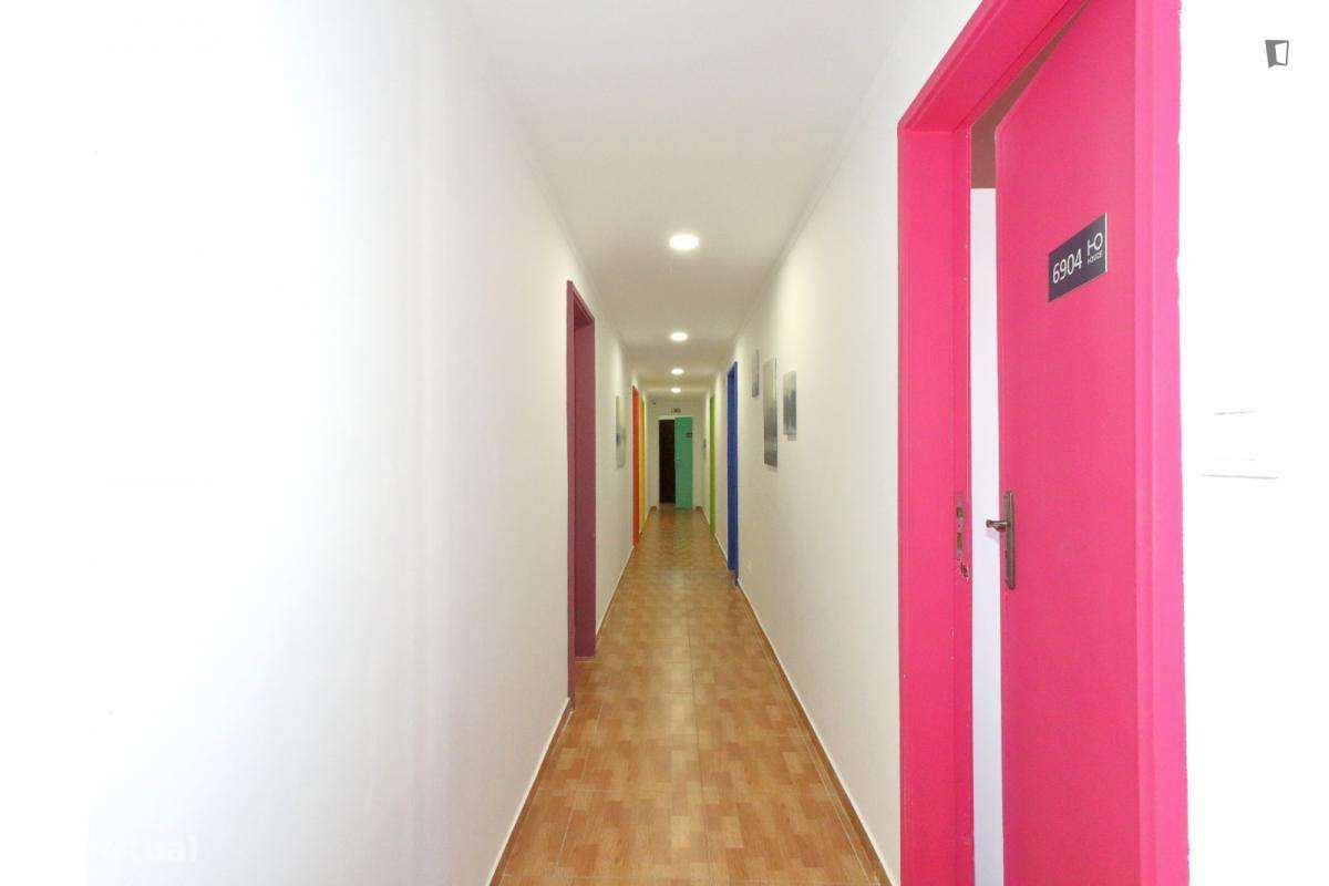 Quarto - localizado em Penha Lisbon - Grande imagem: 4/10