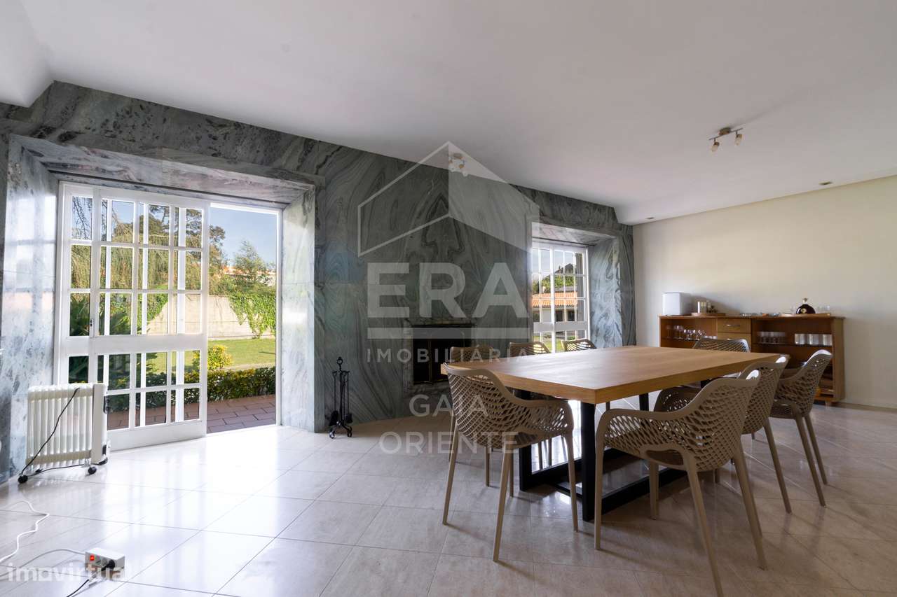 Moradia T8 com jardim e piscinas em Miramar-19