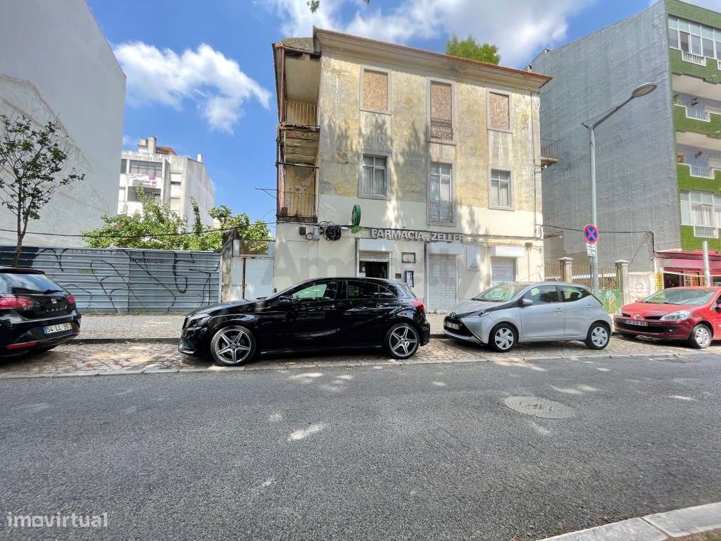 Prédio em Ruína em Pleno Coração de Queluz-6