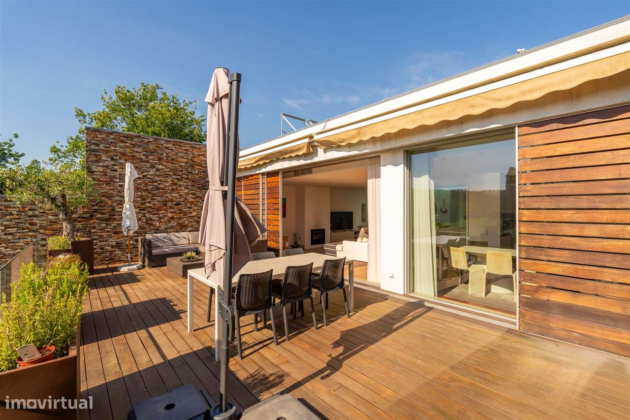 Moradia T4 com piscina, jardim e vista tranquila-32