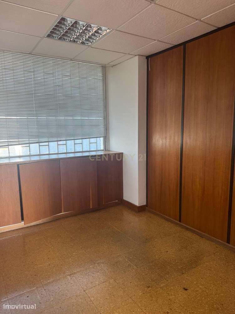 LOJA COM SAÍDA DE FUMOS NO CENTRO DA AMADORA | Excelente Visibilidade-10