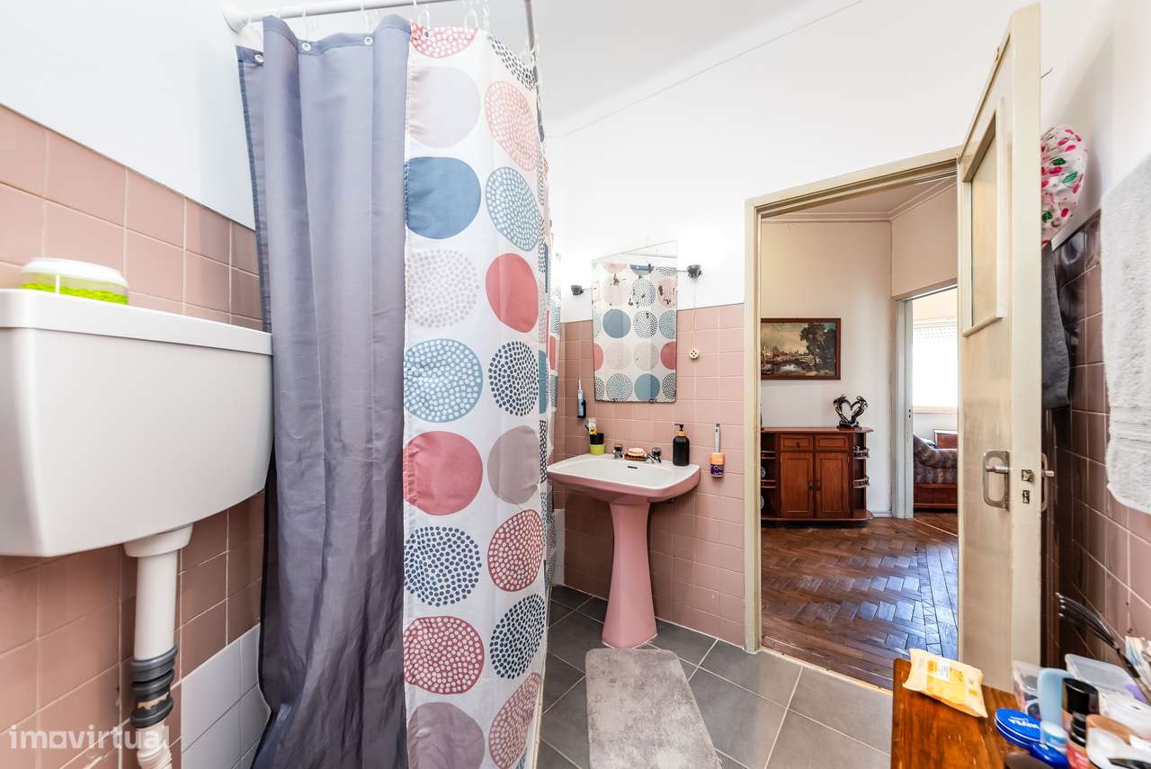 Luminoso Apartamento T2 (com Potencial para T3) na Av. José Elias Garc-21