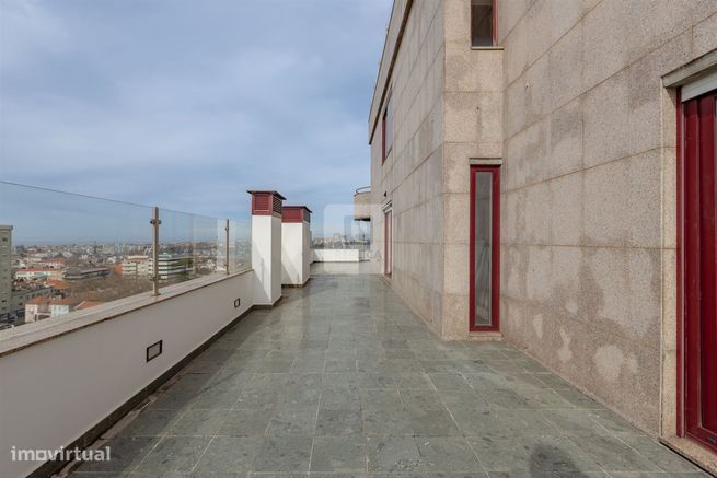 Apartamento T4 com Varanda de 31m2 e vista mar em Matosinhos-37