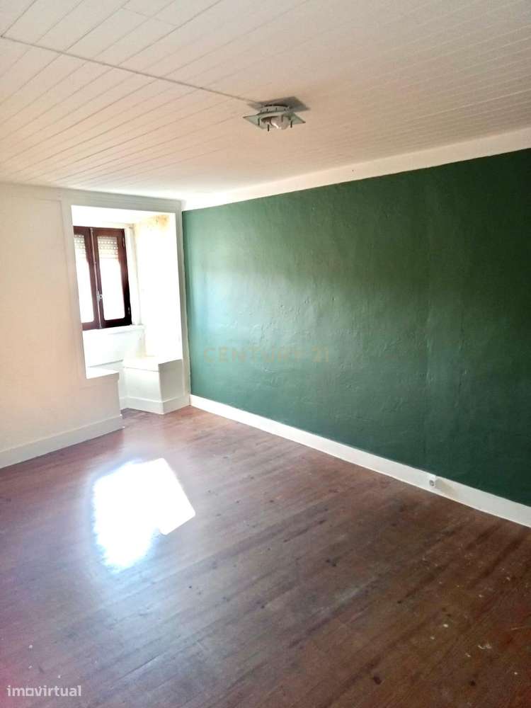 Centro do Gradil - Moradia T2 para remodelar-9