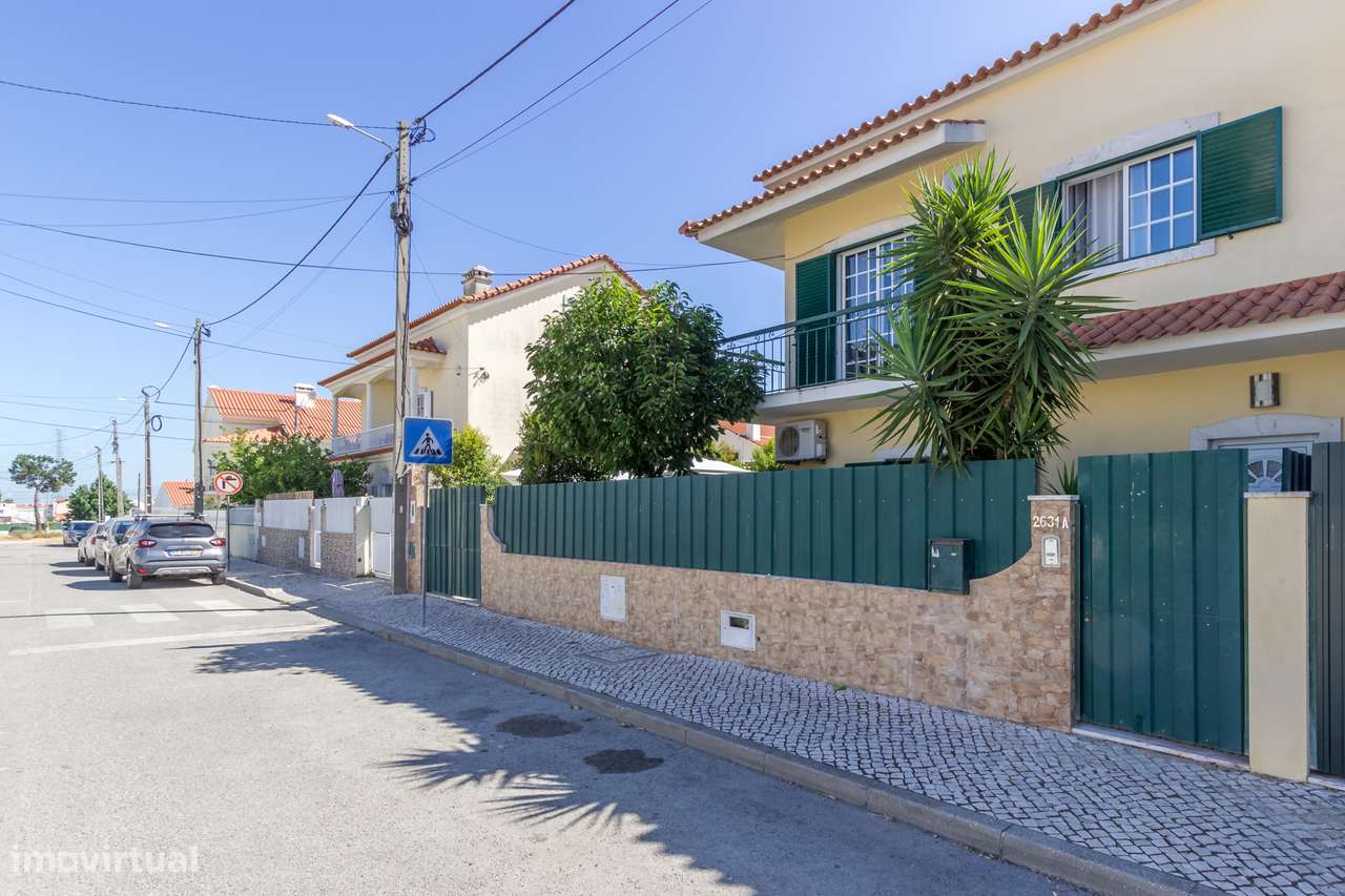 Moradia geminada T3 na Quinta do Conde com piscina, garagem e jardim-3