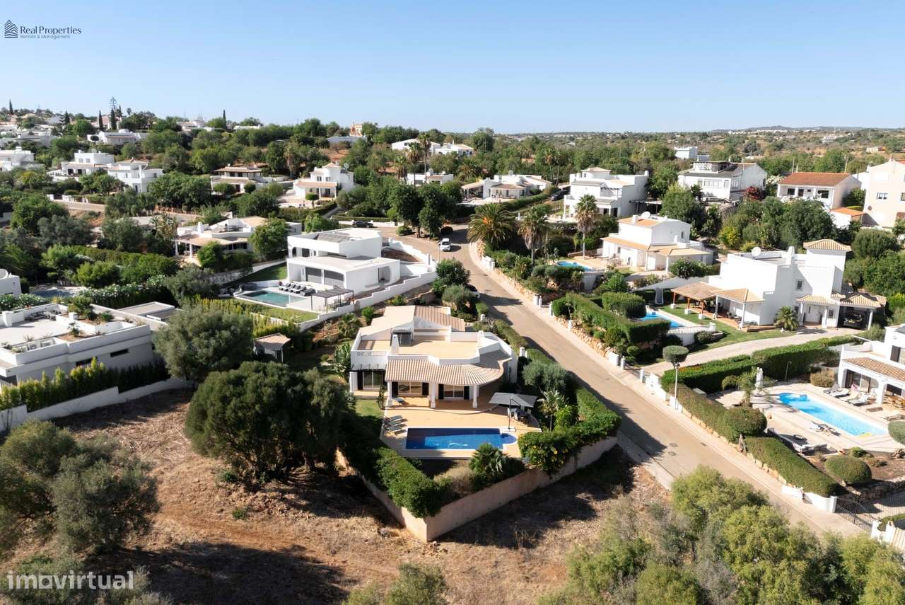 Moradia Térrea T4 Isolada em Albufeira – Um Refúgio de Luz, Conforto e-52
