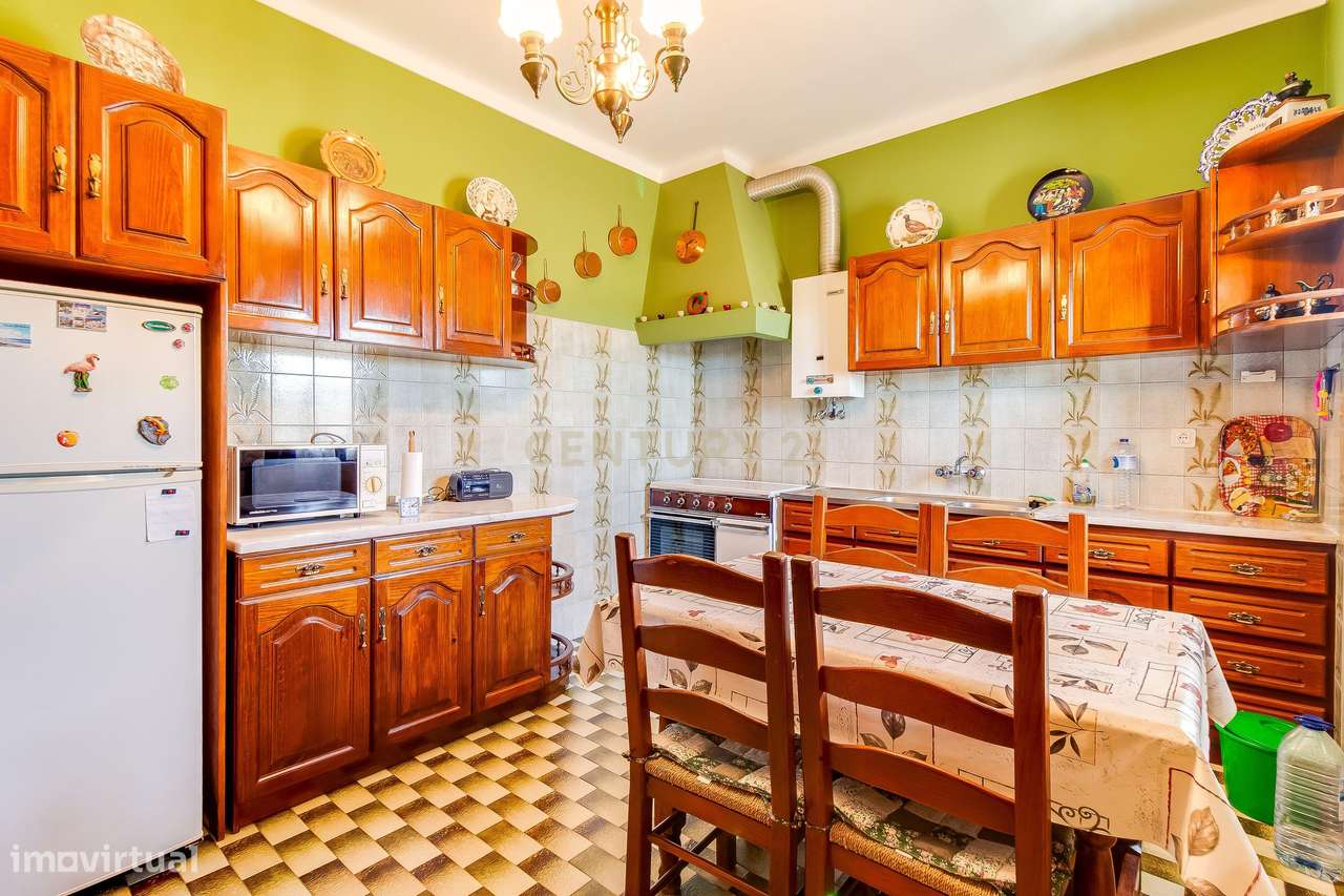 Moradia T4 com Potencial para 2 Frações  Terreno de 8.480 m²  Torres N-16