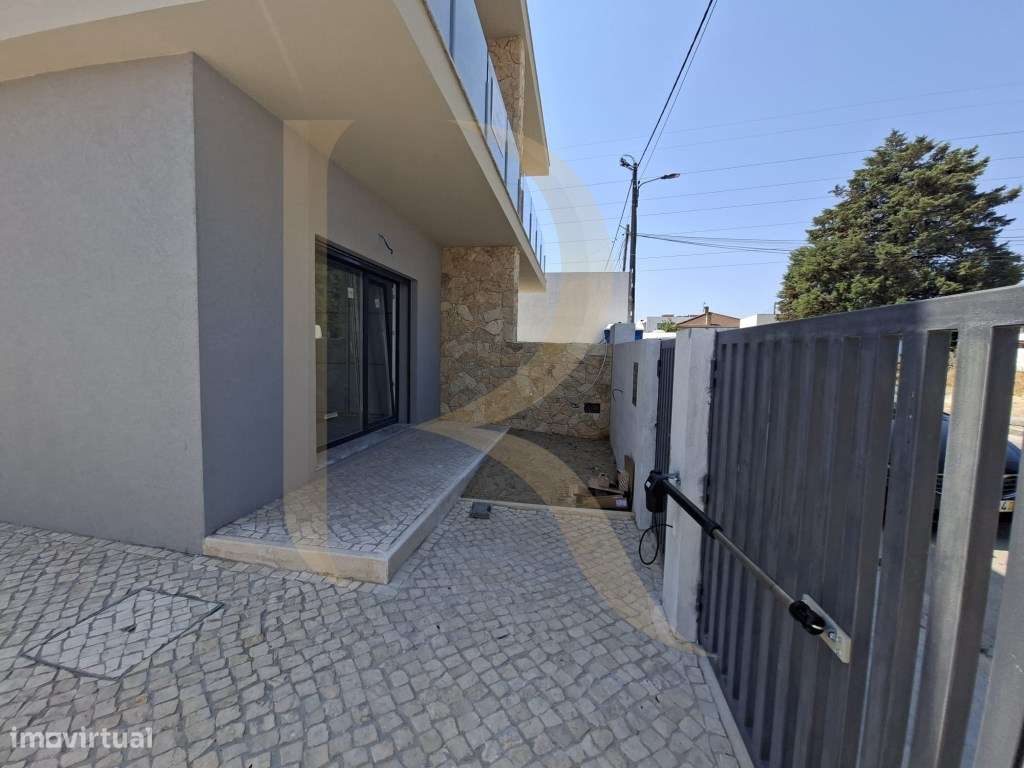 Moradia geminada T3 nova em Fernão Ferro-25