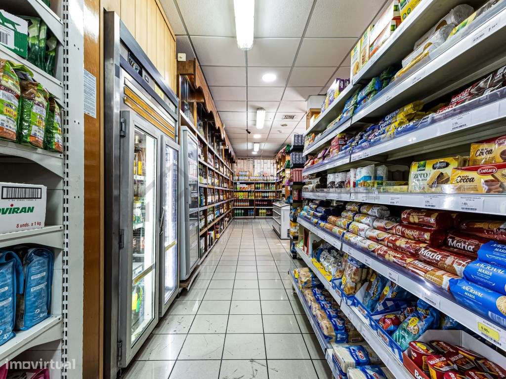 Supermercado em funcionamento no centro de Albufeira-21