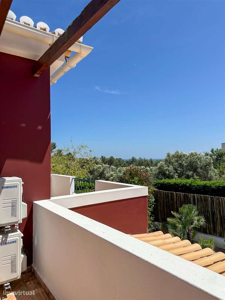 Moradia T5 com piscina e jardim a poucos metros da Praia do Alemão – A-44