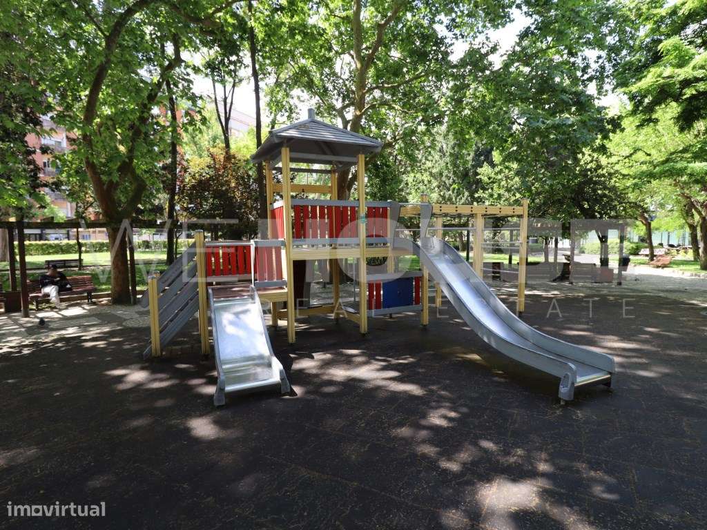 Prédio com 3 andares independentes no centro do Barreiro - frente a...-9