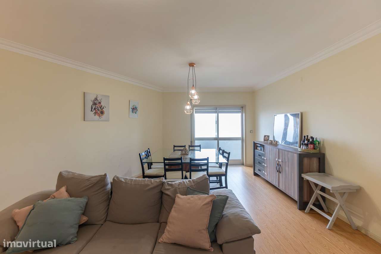 T3 com Varanda + Garagem | A 600m do Metro da Venda Nova-1