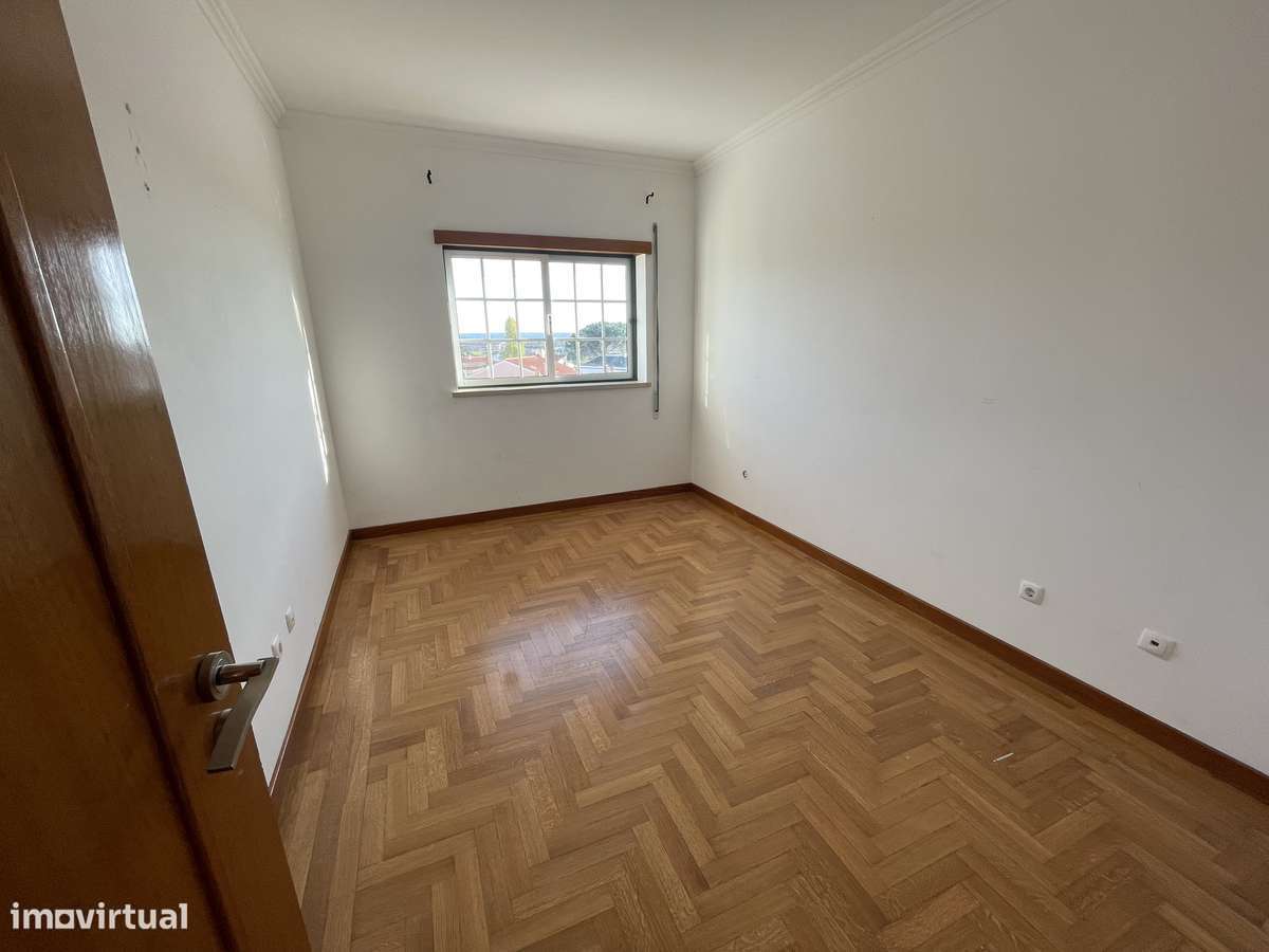 Oportunidade no Entroncamento: T3 de 165 m² com Garagem Boxe 237.000 €-12