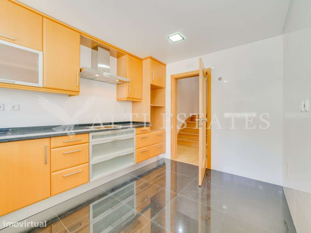 Apartamento Duplex T3 Virado a Sul com Vista Mar, Pronto a Estrear-8