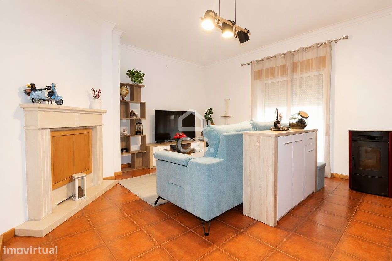 Apartamento T3 com garagem, arrumo e churrasqueira no centro do Avelar-0