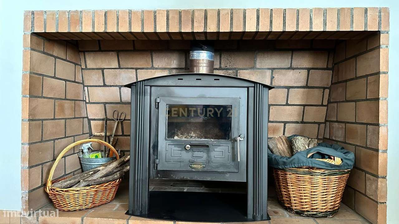 MORADIA  T4 BASTANTE ATRATIVA , ESPAÇOSA E COM MUITA LUZ NATURAL EM A-22