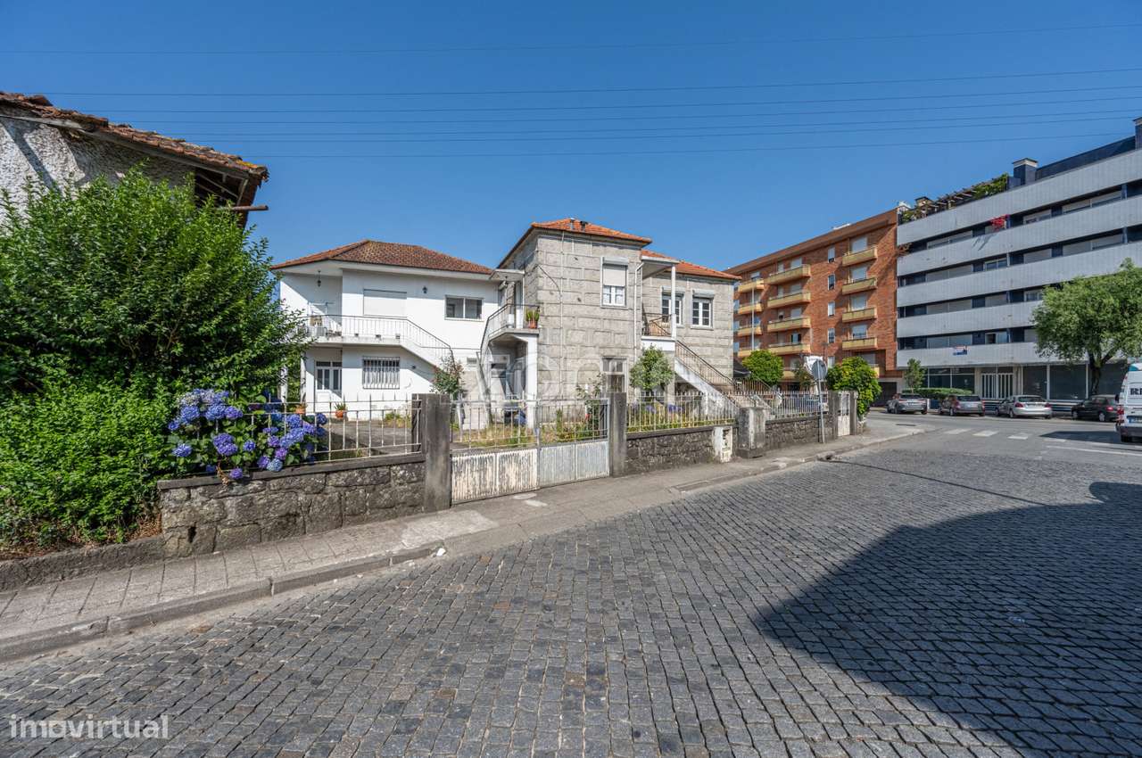 Moradia T5 4 frentes no Centro da Trofa-13