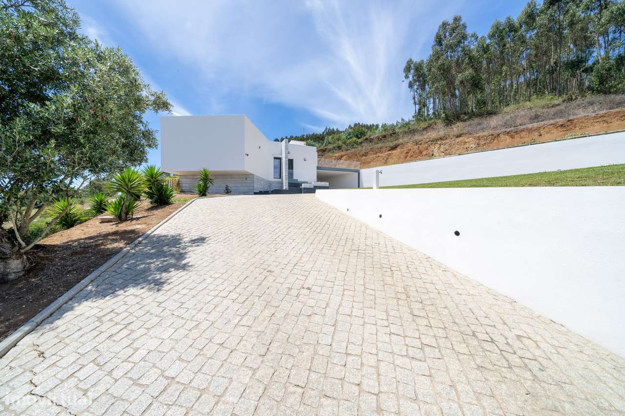 Moradia independente à venda na Estrada Velha da Avessada, 2665-44