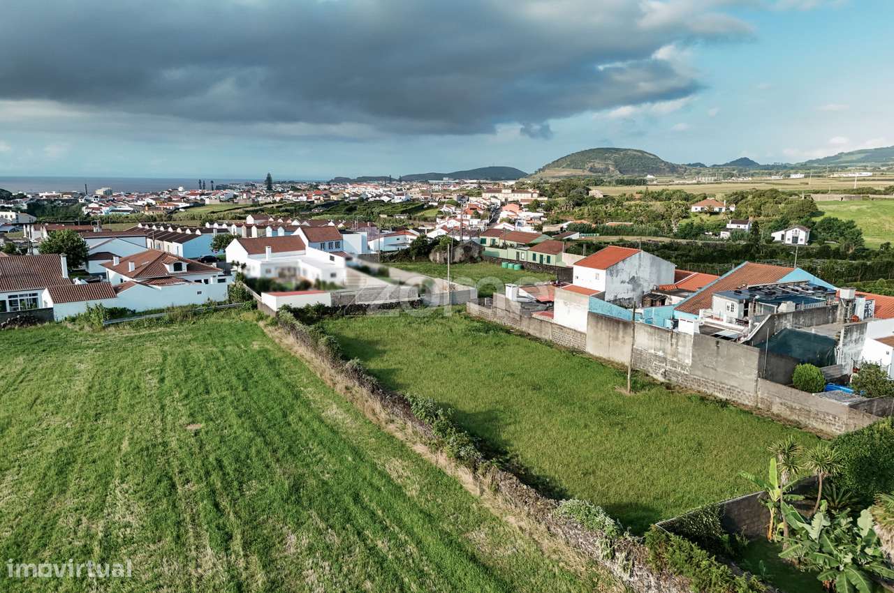 Conjunto Imobiliário com Moradia, Ruína e Terrenos na Ribeira Grande-16